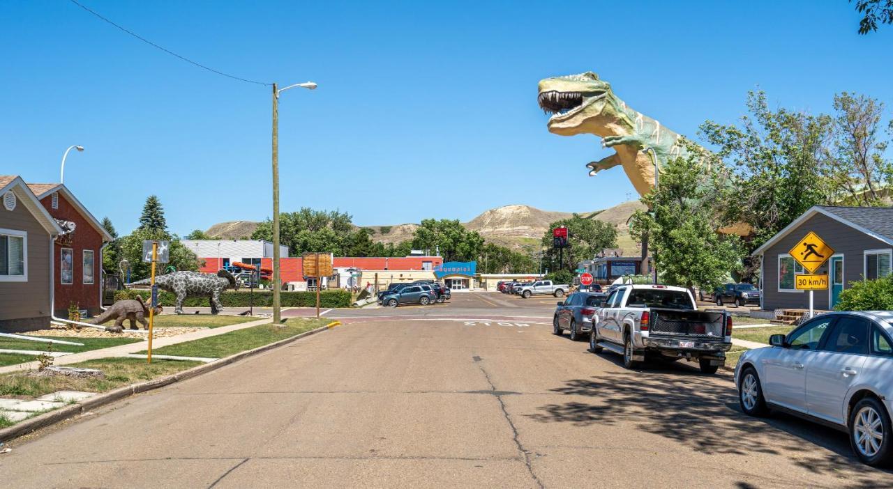 Raptor Retreat L Central L Big Dinosaur L Sleeps 9 Drumheller Extérieur photo